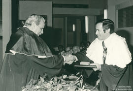 Antônio Secundino recebendo diploma de 45 anos de formado.