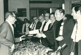 Entrega dos diplomas aos ex-alunos na Reunião Especial de 1976