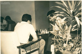 Alunos jogando xadrez