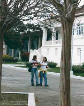 "Corações" de Estudante no Campus