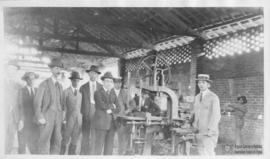 Engenheiro e construtores recebendo visitantes na ESAV