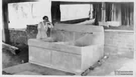 Clarissa Rolfs ao lado de tanques de concreto