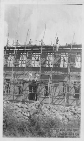 Construção da fachada lateral do Edifício Principal