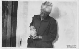 Effie Rolfs com uma ave em mãos