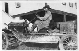 Bello Lisboa em seu automóvel