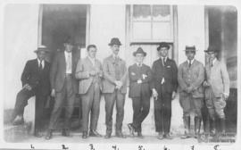 Engenheiro e construtores recebendo visitantes na ESAV