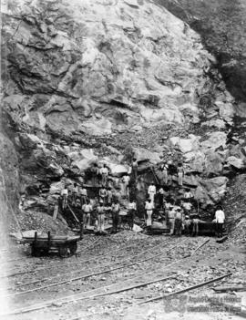 Operários na pedreira da ESAV