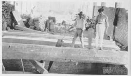 Desdobramento das toras com serras